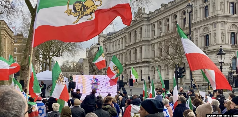 تظاهرات ایرانی ها در شهرهای مختلف جهان، با همراهی مردمانی از اسرائیل و اوکراین علیه حکومت اسلامی، در 22بهمن