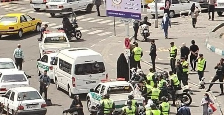 «هجوم نیروهای انتظامی به خیابان ها، به دستور خامنه ای و برای «الزام حجاب اجباری