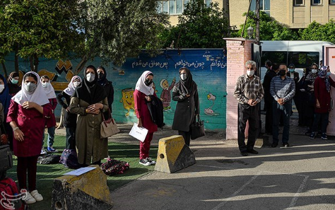 در حکومت زن ستیز حاکم بر ایران،  مادر حتی اجازه گرفتن پرونده تحصیلی فرزند خود را ندارد